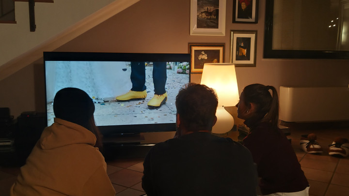 Foto di Vladimiro Cervi: persone che guardano televisione